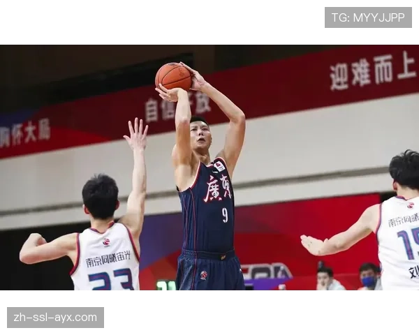 老将易建联现身东莞主场，为广东队季后赛征程助威